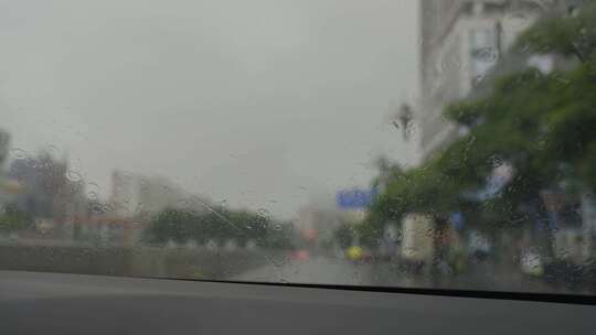 2024广州黄埔大暴雨驾驶汽车在路上