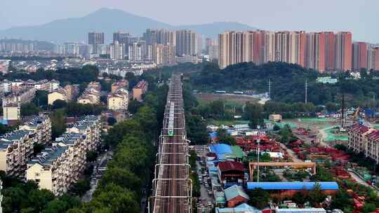 在南京的城市高铁穿行在城市之间