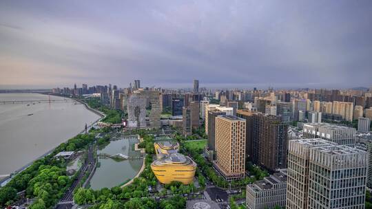 杭州滨江城区现代建筑和上空的云彩延时航拍