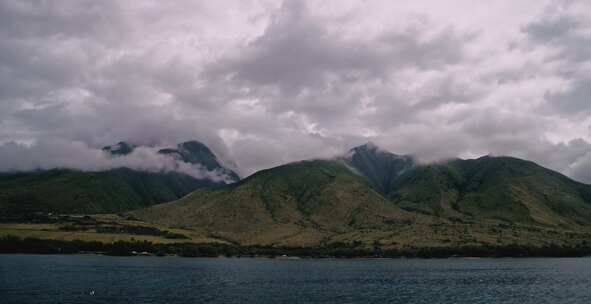 云朵掠过岛屿山顶