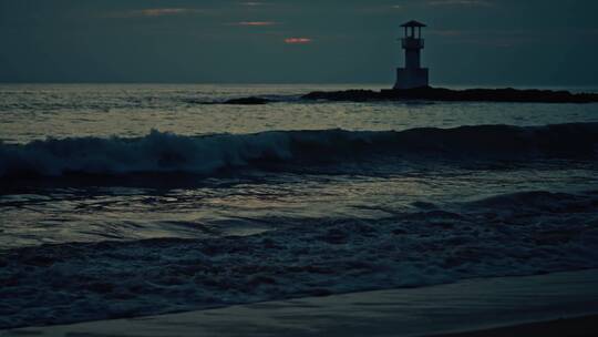 黎明时分波光粼粼的海面