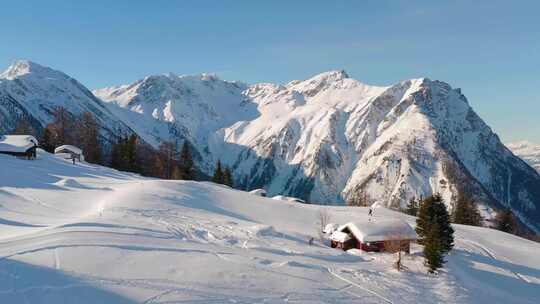 人们在白雪皑皑的山坡上徒步旅行