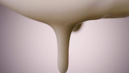 白色面粉糊状液体从高空慢动作掉落
