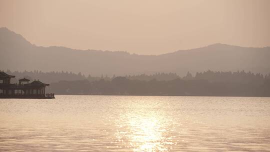 落日余晖下西湖湖光山色