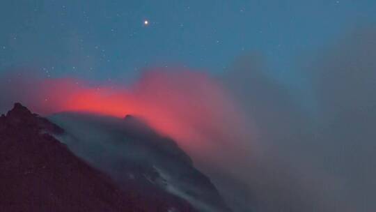 活跃的火山在星夜吸烟