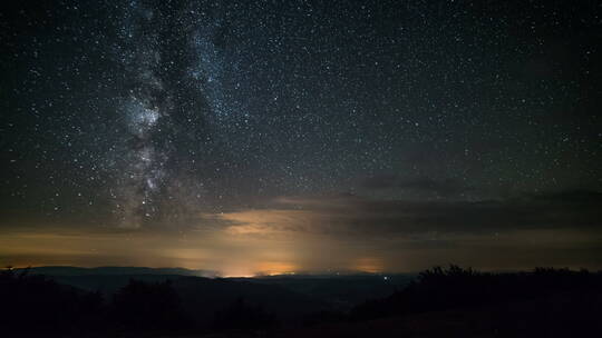 星空下的云层