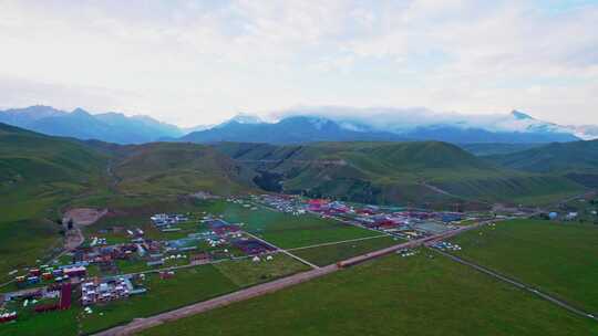 草原山谷间的村落全景