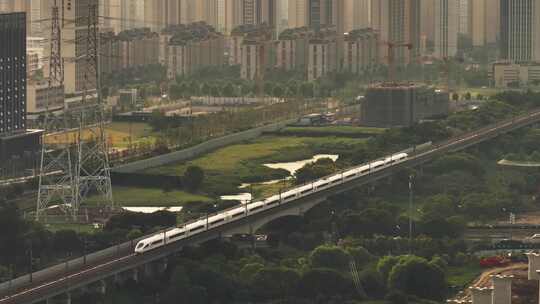 城市高铁经济发展和谐号复兴号穿越城市