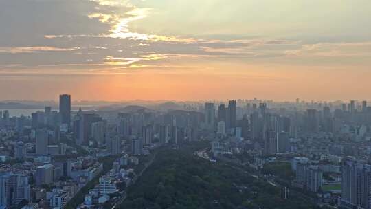 清晨朝霞从武昌天际线转到武汉地标黄鹤楼