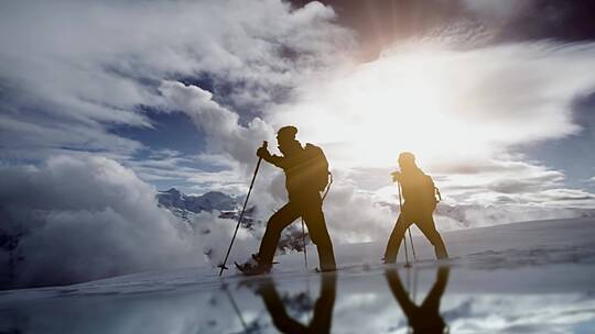 冬季雪山户外徒步