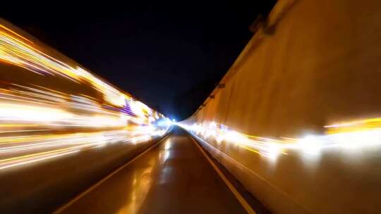 夜晚道路车流光影穿梭画面