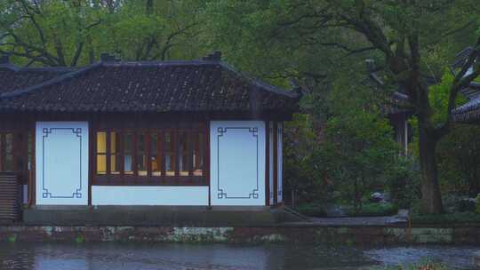 杭州西湖郭庄雨天风景