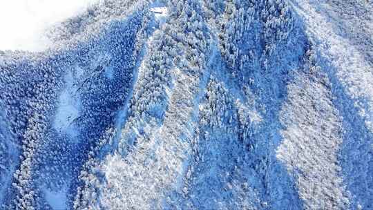 成都西岭雪山通往日月坪的缆车航拍