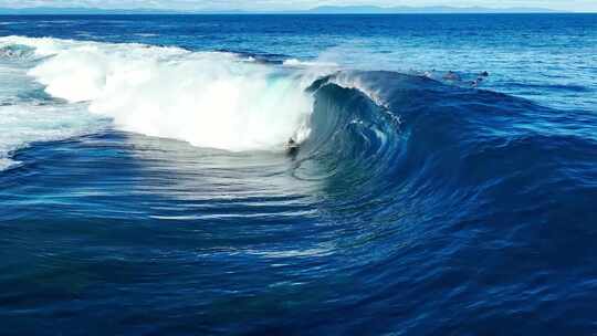 男人海上度假冒险冲浪海浪海啸