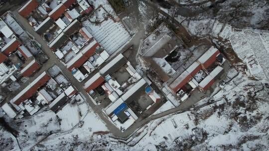 俯瞰里口山雪后的村庄瓦房航拍