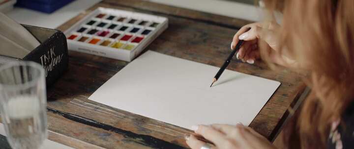 一个在纸上画画的人