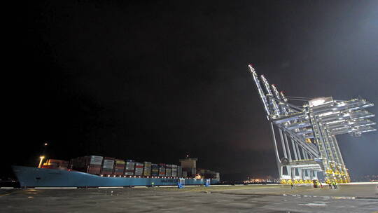 上海港口码头夜间集装箱装载作业素材