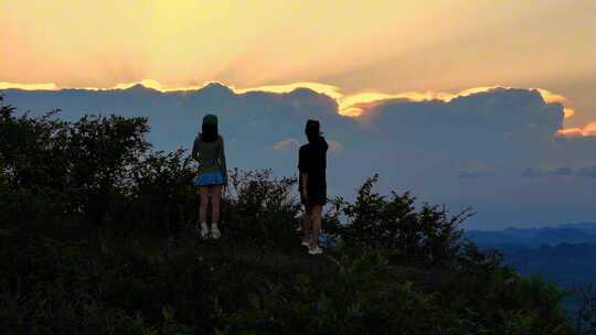 两个美女登山看日落黄昏