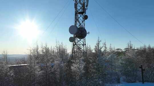 大兴安岭寒冬山巅雪林微波站