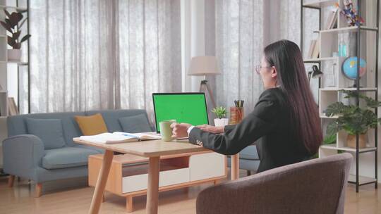 女士疫情在家隔离工作拍实视频会议绿幕素材