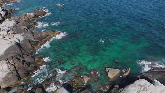 航拍三亚蜈支洲岛海浪碧绿海水礁石游艇沙滩