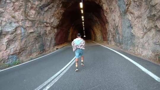 一名男子跑向马略卡岛特拉蒙塔纳山脉的隧道