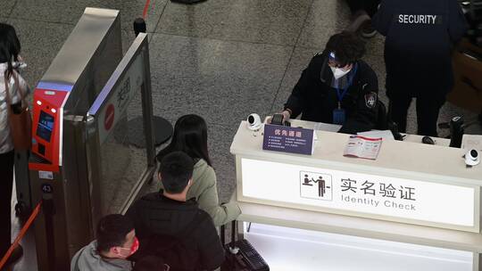 上海虹桥火车站高铁站疫情放开春运人群视频素材模板下载
