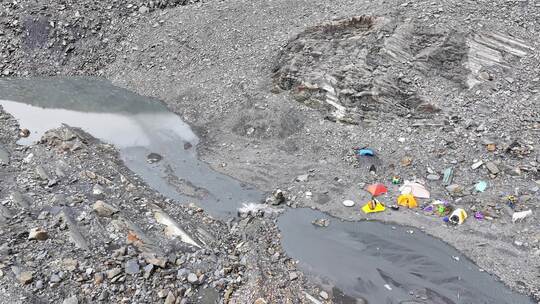 航拍攀登贡嘎山卫峰乌库楚雪山的登山者营地