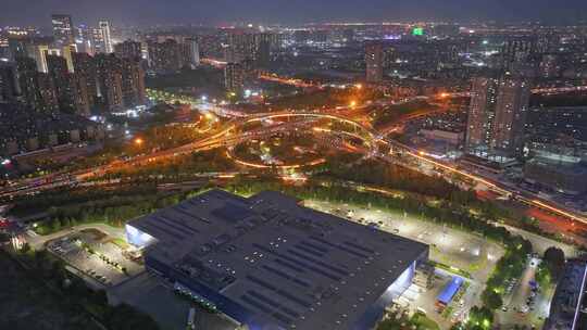 夜晚俯瞰大型建筑及周边夜景