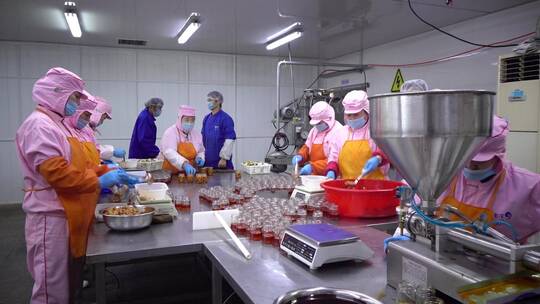 海鲜食品厂的工人在工作视频素材模板下载