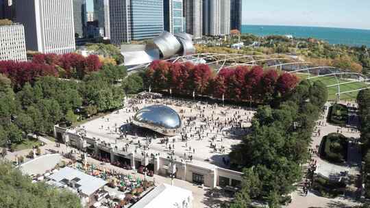 伊利诺伊州芝加哥的豆子雕像，人们行走和稳定的无人机视频。