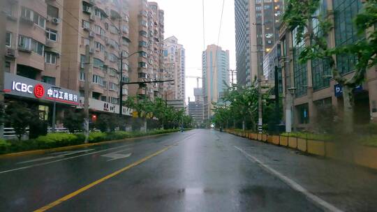 上海封城中的春季雨天街道建筑路况