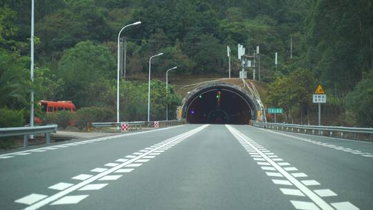 高速公路开车进隧道内行驶驾驶出隧道