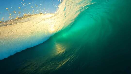 航拍大海海浪穿梭视频