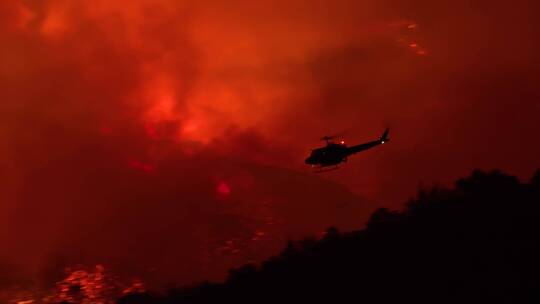 直升机在夜间飞行遇到火灾视频素材模板下载