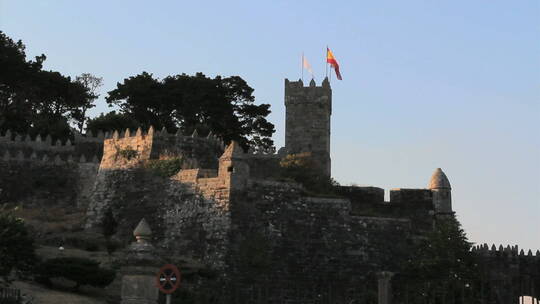 西班牙加利西亚拜奥纳城堡上空飘扬着旗帜视频素材模板下载