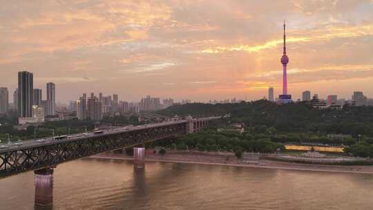 武汉长江大桥龟山夏季日落航拍原视频