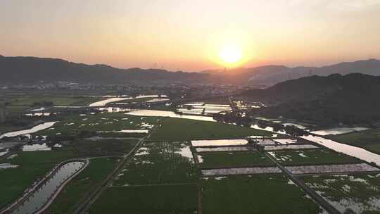 溪流稻田日落航拍