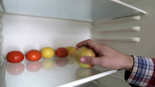 男子打开冰箱选择了苹果