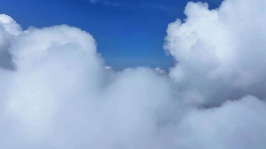 蓝天中蓬松白云景象