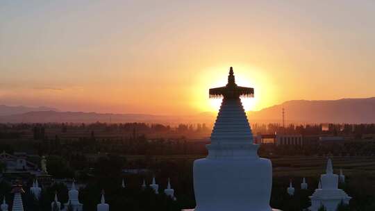 白塔寺，又名百塔寺。