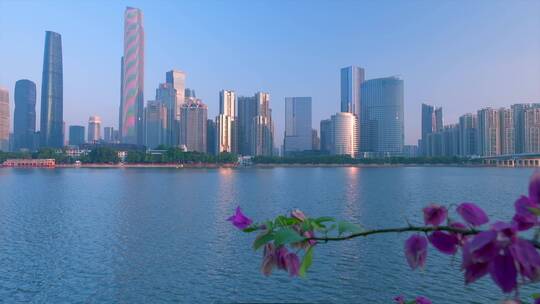 清晨一缕阳光照在广州珠江新城CBD摩天大楼