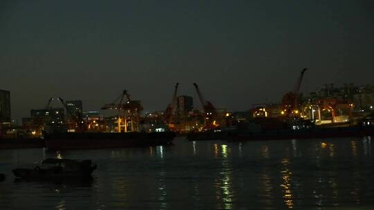 夜晚海边渔船夜景