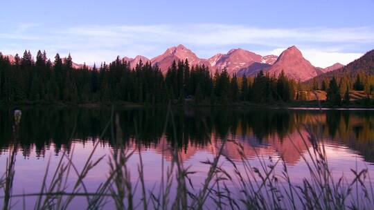 日落时分湖泊的山脉倒影