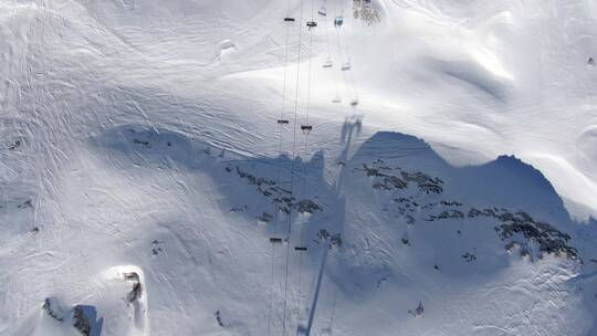 山脉雪地上的缆车航拍