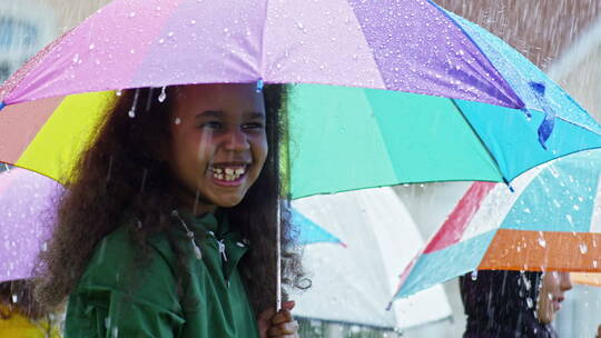 雨中快乐的女孩
