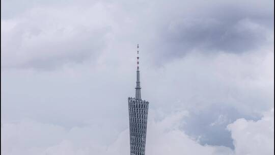 广州地标广州塔延时下雨天