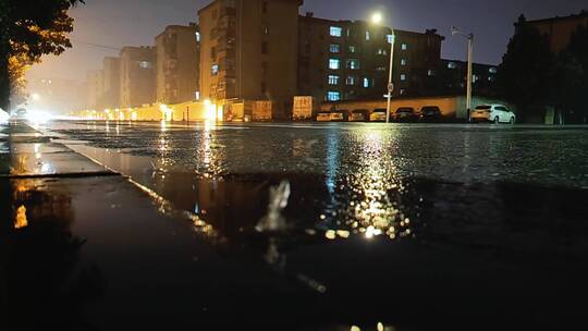 蚂蚁视角低角度拍摄雨夜城市道路