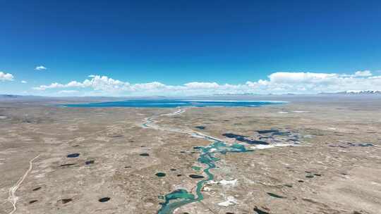 青海可可西里无人区荒漠戈壁上的河流与盐湖