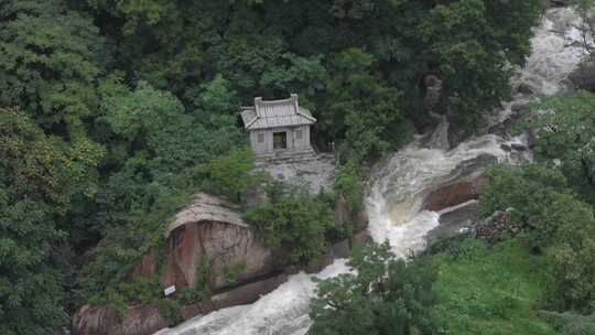 雨后泰山，飞瀑流泉